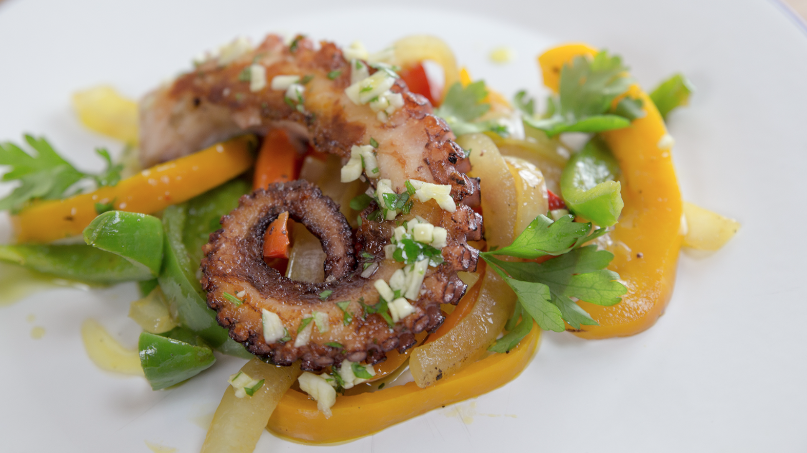 mix de verduras al wok con pulpo a la brasa